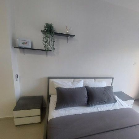 Modern Studio Apartment Armonia Court Паралимни Экстерьер фото